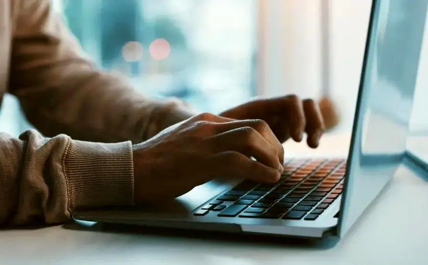 اساتید برای دسترسی به اینترنت در صف می‌ایستند
