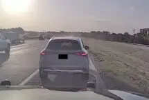 نجات معجزه‌آسای راننده یک خودروی آتش گرفته