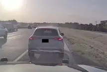 نجات معجزه‌آسای راننده یک خودروی آتش گرفته