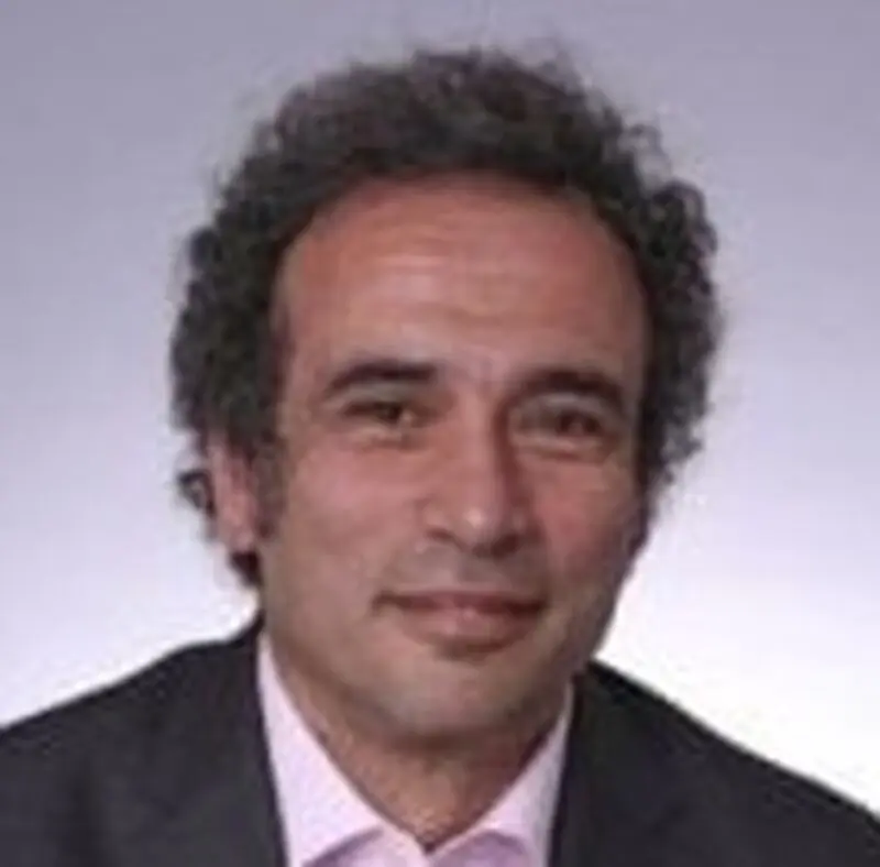 عمرو حمزاوی