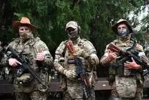 سربازان روسی در حال نوشیدن آب گل‌آلود