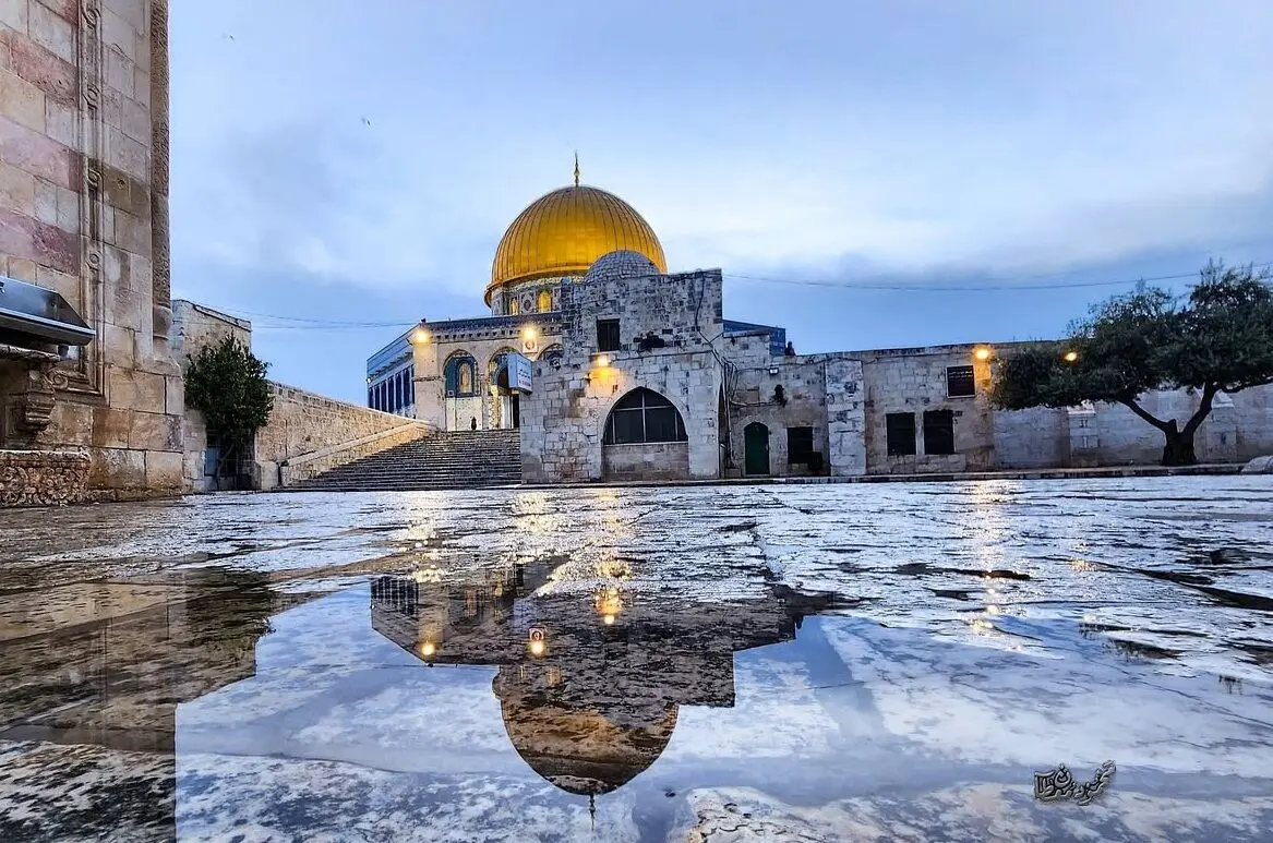 فوتبال کودکان زیر باران در صحن مسجدالاقصی