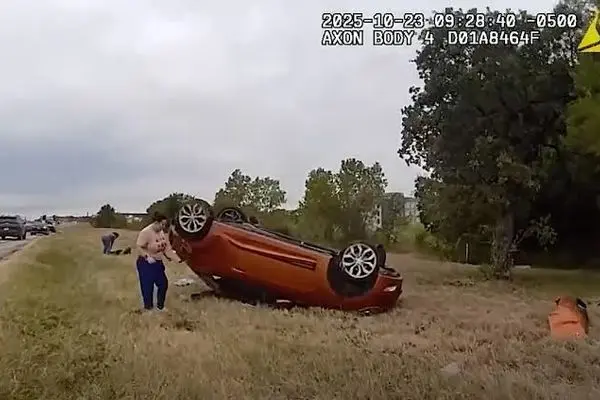 ببینید؛ لحظات نفس‌گیر نجات یک نوزاد از خودروی واژگون شده