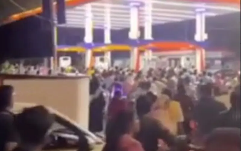 صف طولانی پمپ بنزین در هند پس از بستن تنگه هرمز