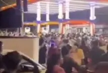صف طولانی پمپ بنزین در هند پس از بستن تنگه هرمز