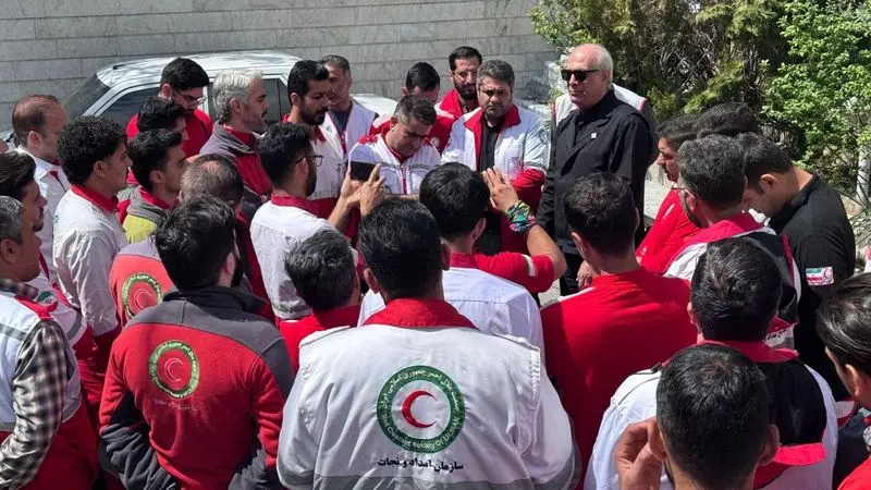 بهمن دان در جمع امدادگران هلال‌احمر
