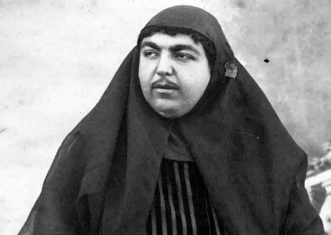 ژست خاص «عصمت‌الدوله» دختر ناصرالدین شاه به همراه حیوان خانگی‌اش 