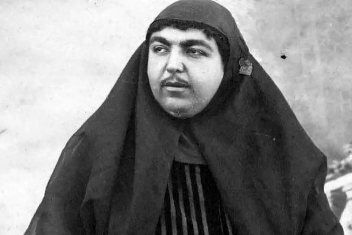 ژست خاص «عصمت‌الدوله» دختر ناصرالدین شاه به همراه حیوان خانگی‌اش 