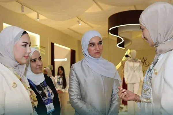 بازدید همسر احمد شرع از نمایشگاه بین‌المللی صنعت نساجی دمشق