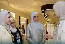 بازدید همسر احمد شرع از نمایشگاه بین‌المللی صنعت نساجی دمشق
