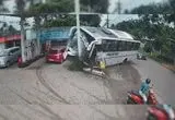 لحظه واژگونی اتوبوس حامل مهمانان عروسی