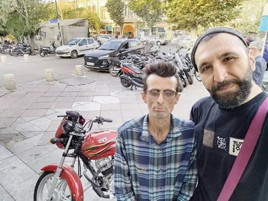 ماجرای گلریزان برای خرید موتورسیکلت یک پیک‌موتوری