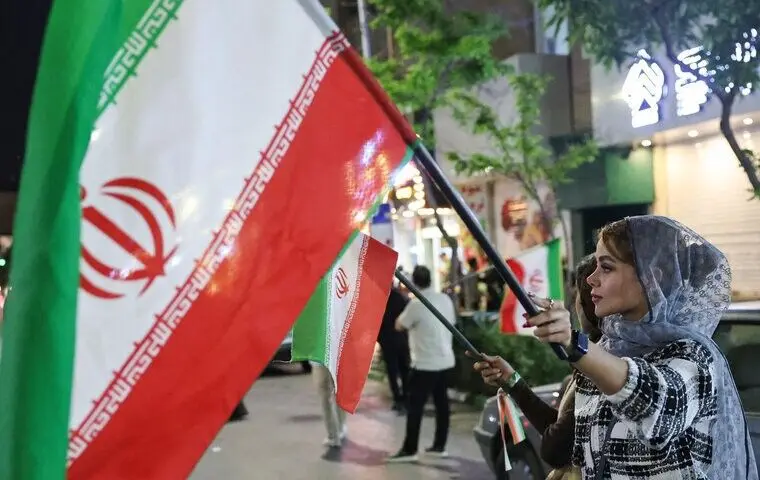 تذکر پلاکاردی به زنان بدون حجاب در تجمعات شبانه
