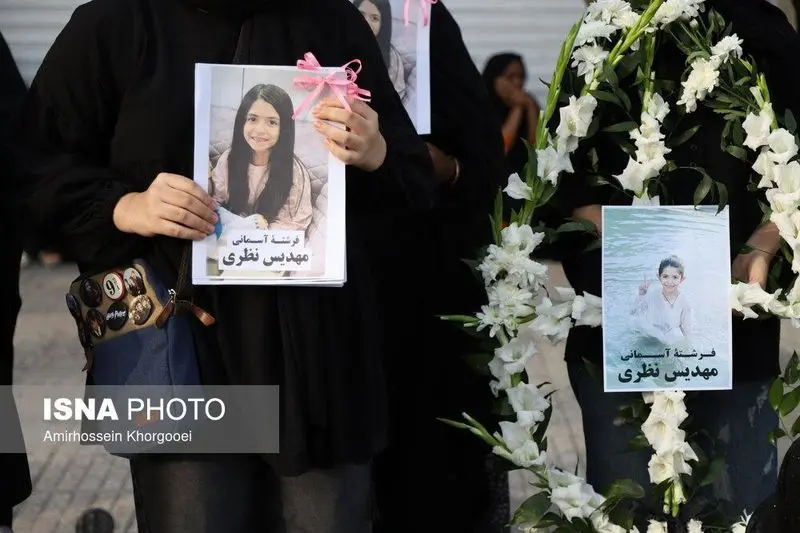 مراسم تشییع پیکر پاک دانش‌آموزان شهید میناب2