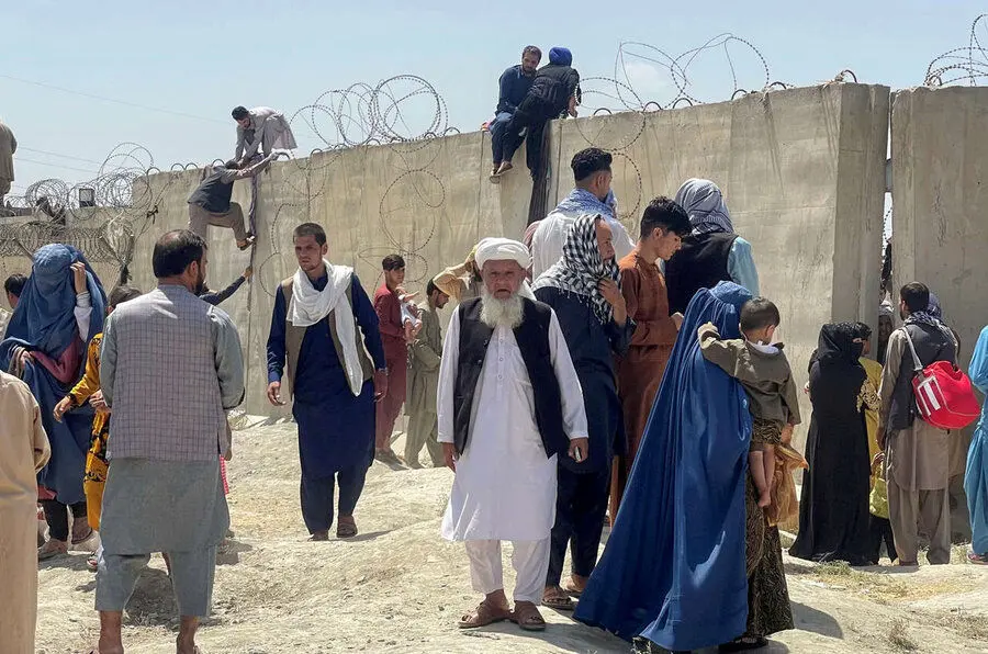 انتقاد تند روزنامه اصولگرا از حضور اتباع افغانستان در ایران؛ در بعضی محله‌ها که می‌روی، انگار در کابل قدم می‌زنید