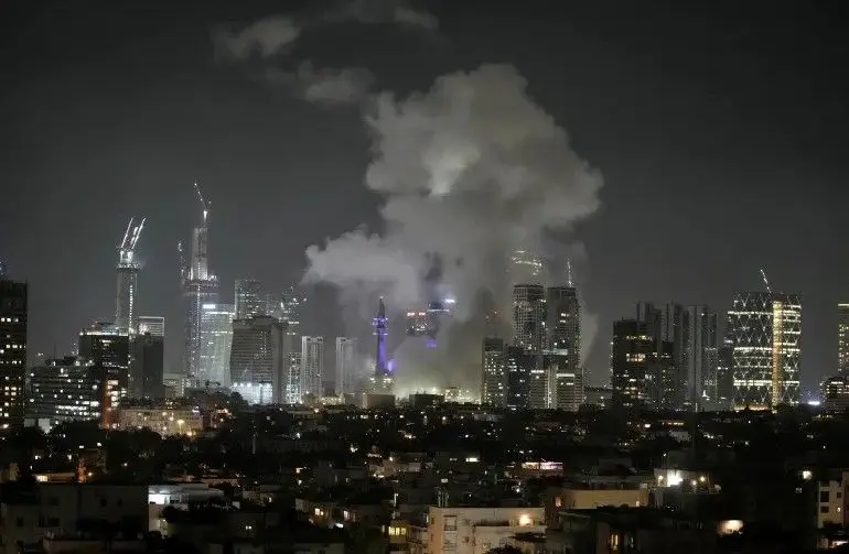 تصاویری از پرتابه خوشه‌ای در آسمان تل‌آویو