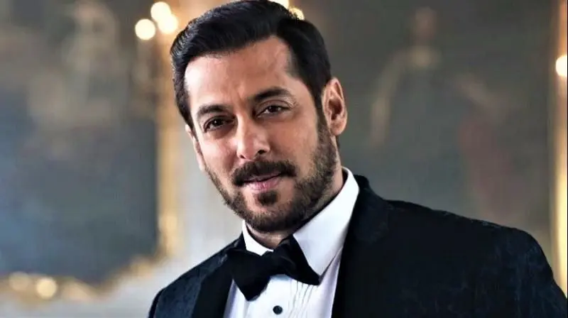 سلمان خان با بادیگارد مسلح در خیابان‌های هند 
