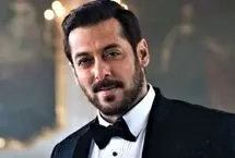 سلمان خان با بادیگارد مسلح در خیابان‌های هند 
