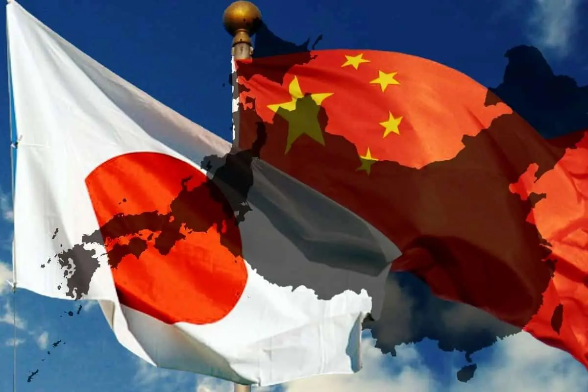 چین خواننده ژاپنی را وسط اجرا پایین کشید