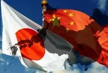 چین خواننده ژاپنی را وسط اجرا پایین کشید