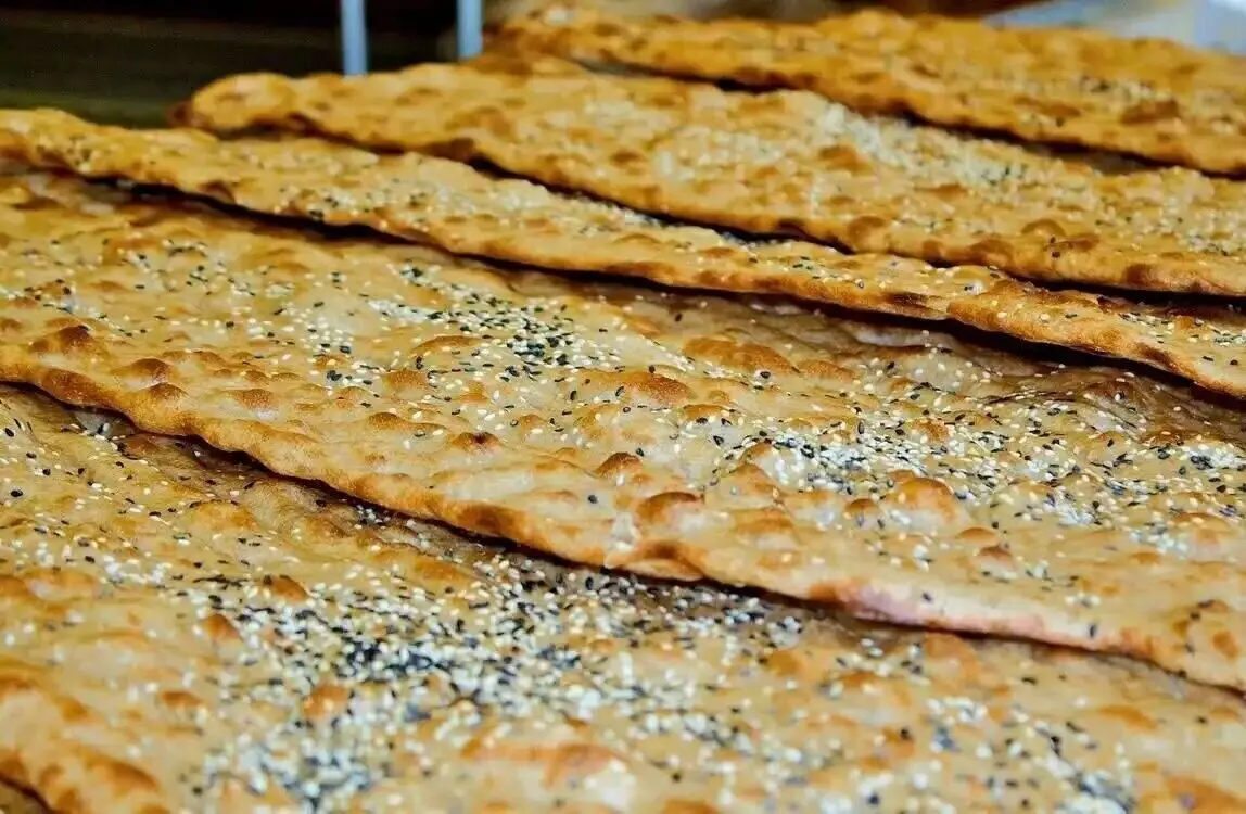 کیهان: ۱.۵میلیون افغانی رفته‌اند، پس چرا نان سنگک ارزان نشد؟ 


