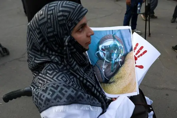 تصاویر؛ تجمع اعتراضی جمعی از پزشکان مقابل دانشگاه تهران 