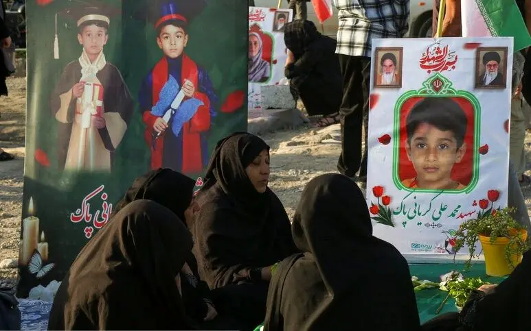 تصاویر؛ ۱۳ بدر مینابی‌ها در کنار فرزندان شهیدشان
