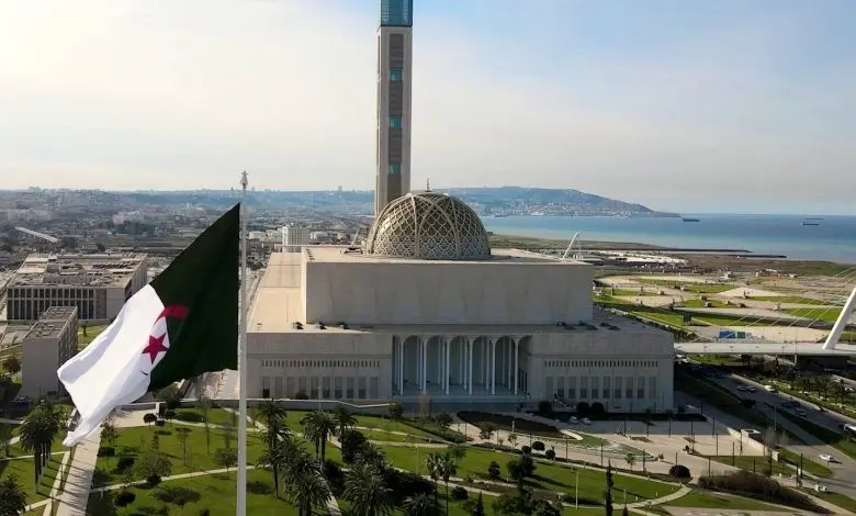 سقوط مناره یک مسجد بر اثر باد شدید