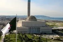 سقوط مناره یک مسجد بر اثر باد شدید