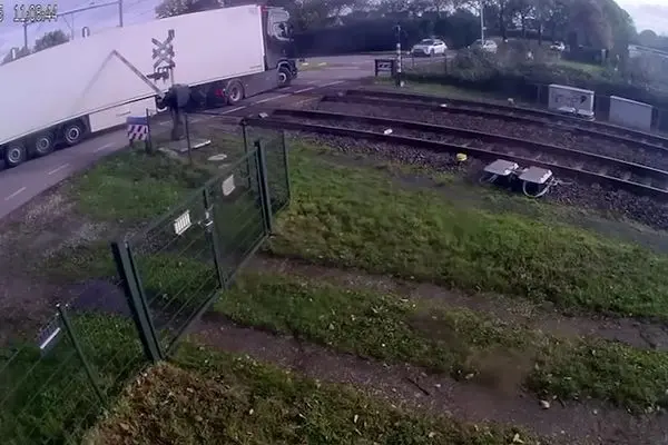 ببینید؛ تصادف وحشتناک قطار با کامیون 
