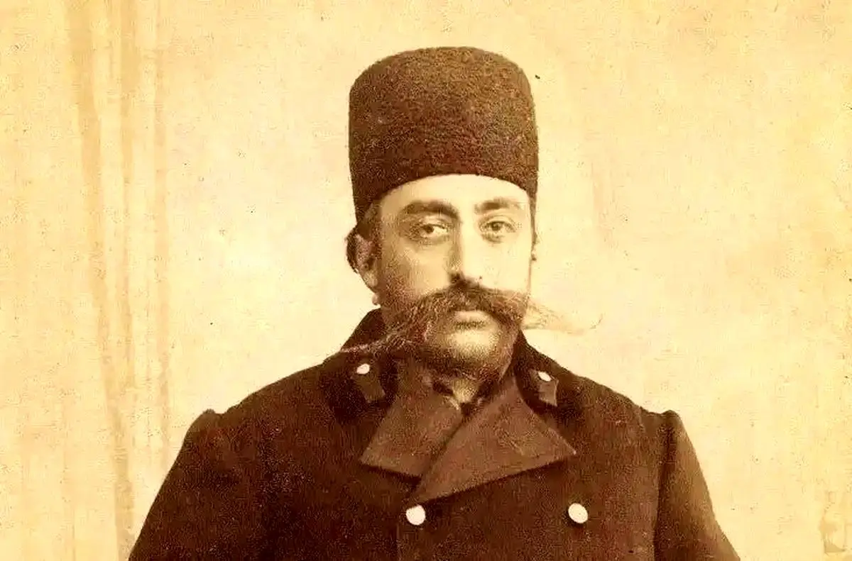 ژست صمیمی و جالب «مظفرالدین شاه و برادرش کامران میرزا نایب‌السلطنه» 