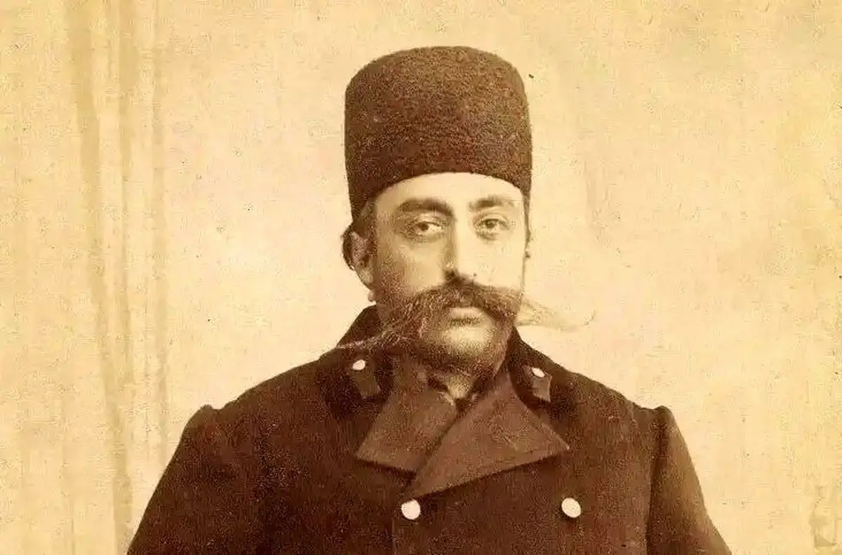 ژست صمیمی و جالب «مظفرالدین شاه و برادرش کامران میرزا نایب‌السلطنه» 