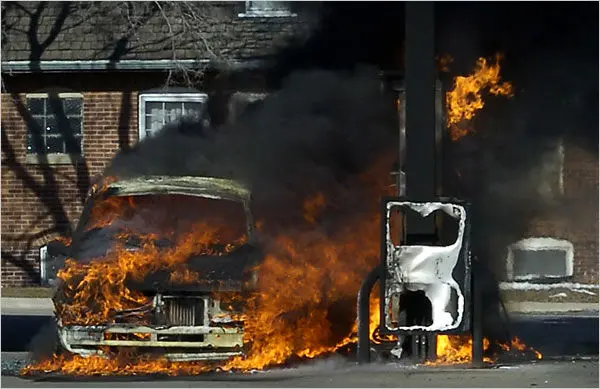 راننده بی‌احتیاط پمپ بنزین را به آتش کشید
