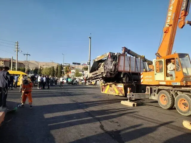 ۱۱ مصدوم در پی برخورد خودرو پسماند با ۸ خودرو
