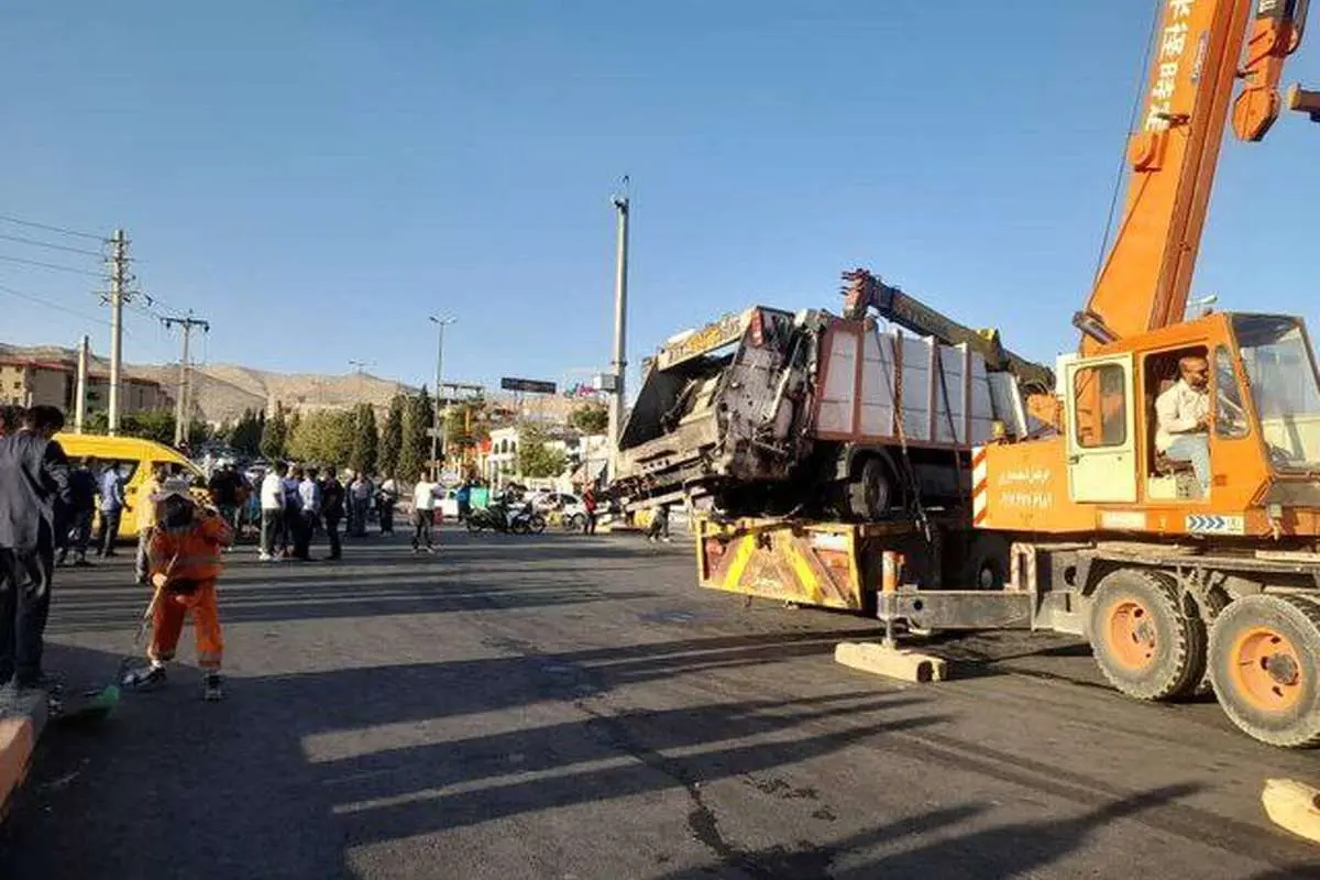 ۱۱ مصدوم در پی برخورد خودرو پسماند با ۸ خودرو
