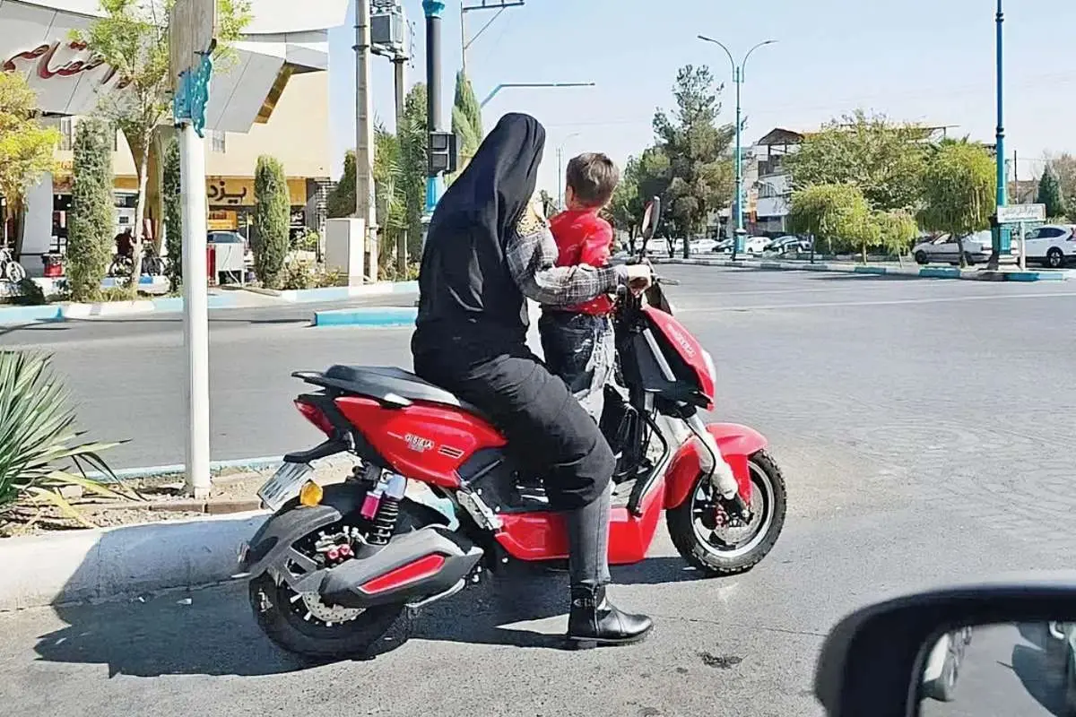 درباره عکسی از موتور سوار زن و بچهاش / بنشینم و صبر پیش گیرم