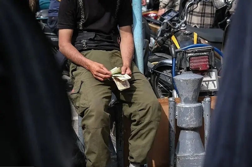 سقوط آزاد ارزش دلاری دستمزد کارگران