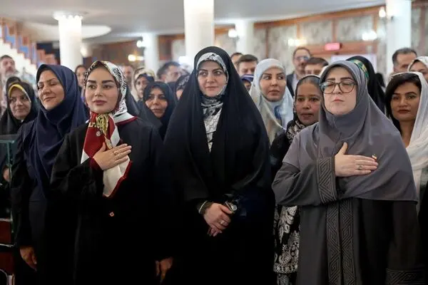 تصاویر؛ دختر پزشکیان، همسر عراقچی و فاطمه مهاجرانی در نمایشگاه 