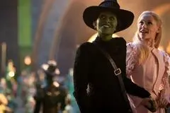 بررسی فیلم موزیکال «شرور: برای همیشه» با بازی آریانا گرانده