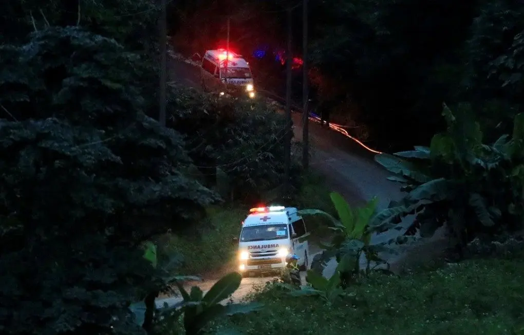 ببینید؛ کار گروهی برای بیرون کشیدن خودرو از ته دره