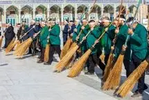 تصاویر؛ آیین جاروکشی خادمان مسجد جمکران