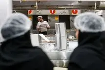 طبخ غذا برای آسیب‌دیدگان جنگ ۱۲ روزه در تهران